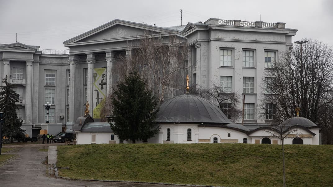 Каплиця УПЦ МП на фоні Національного музею історії України