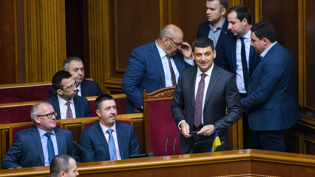 Премьер-министр Украины Владимир Гройсман (в центре) с членами правительства во время заседания Верховной Рады, Киев, 12 июля 2019 года