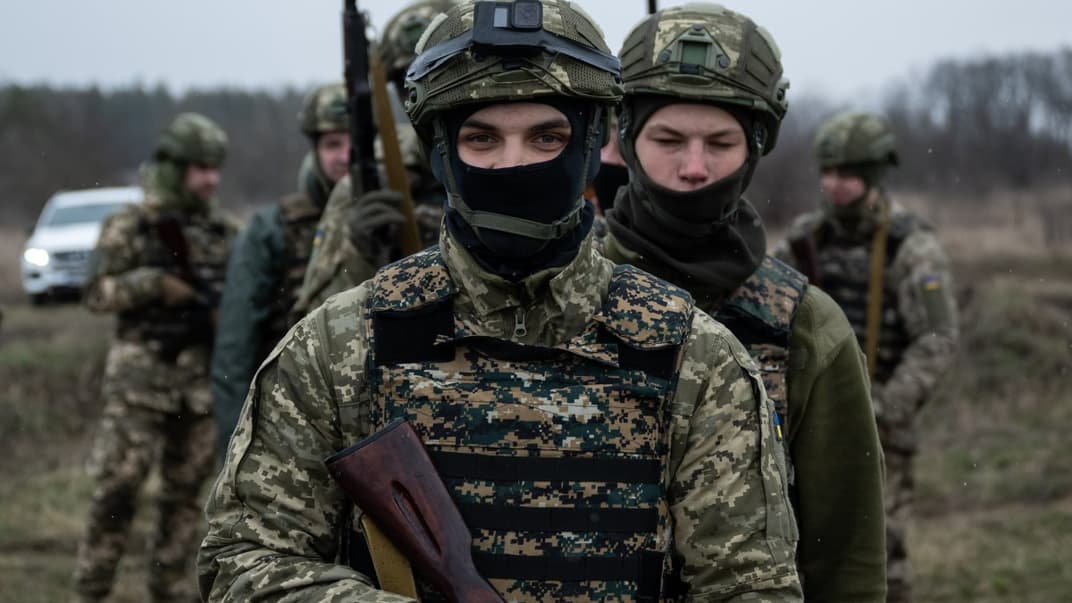 Новобранцы 1 отдельного механизированного батальона «Волки Да Винчи» имени Дмитрия Коцюбайло во время военных учений в центральной Украине, 12 марта 2024 года