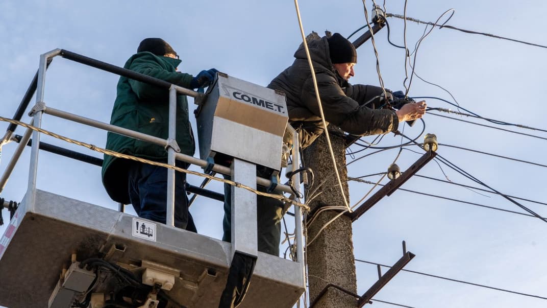 Иллюстративное фото. Электрики ремонтируют электропроводку на территории рынка, разрушенного взрывом российской ракеты С-300, в поселке городского типа Шевченково в Харьковской области, 9 января 2022 года