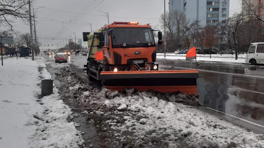 Дорожники очищають вулиці Києва від снігу, 21 листопада 2022 року