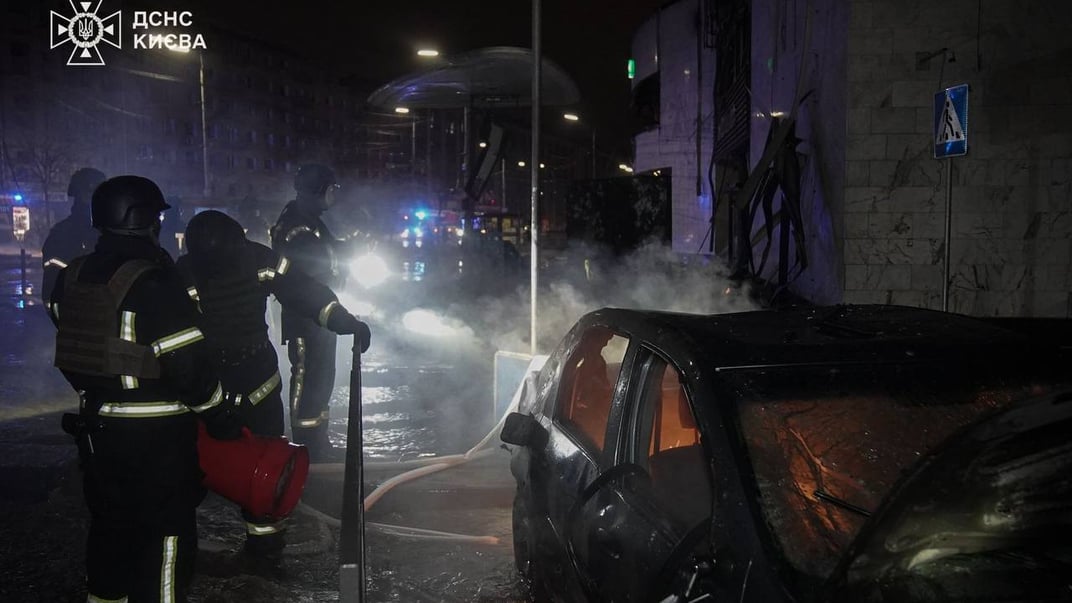 Спасатели работают на месте атаки в Шевченковском районе