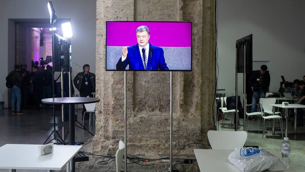 Президент Украины и кандидат на пост президента Петр Порошенко выступает в штабе после объявления результатов экзит-полов во втором туре выборов, Киев, 21 апреля 2019 года