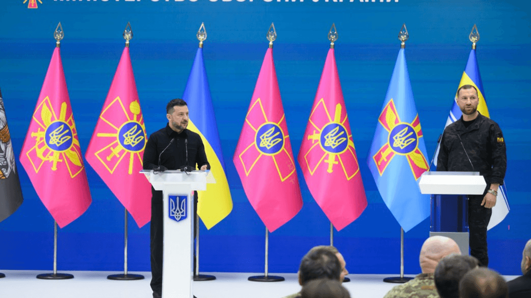 Президент України Володимир Зеленський поруч із новопризначеним міністром оборони Євгенієм Хмарою