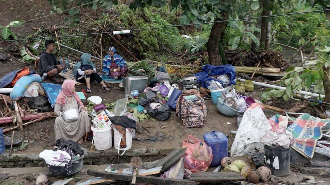 Жителі збираються біля своїх будинків після цунамі в Зондській протоці