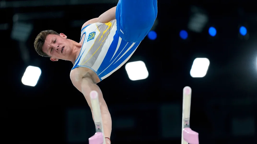 Украинский гимнаст Илья Ковтун выполняет упражнения на параллельных брусьях на Олимпиаде в Париже, 5 августа 2024 года