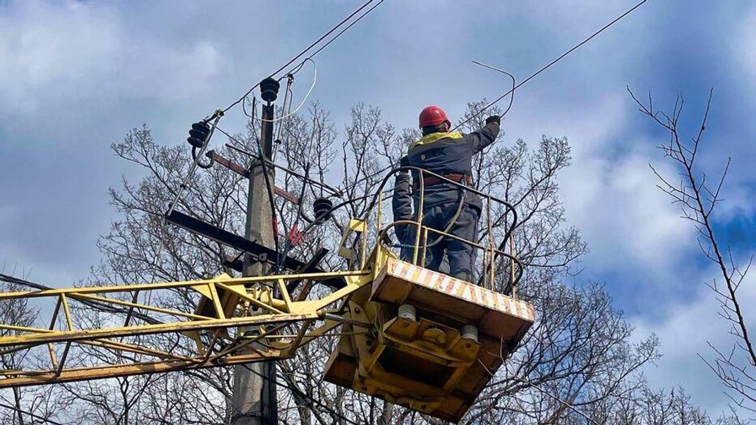 Фото ілюстративне. Енергетики ремонтують обладнання після обстрілу