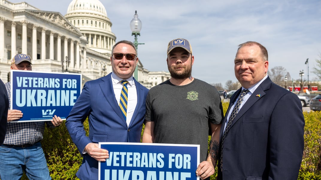 Американський доброволець Раян О’Лірі (в центрі) під час акції на підтримку законопроєкту про допомогу Україні, березень 2024 року