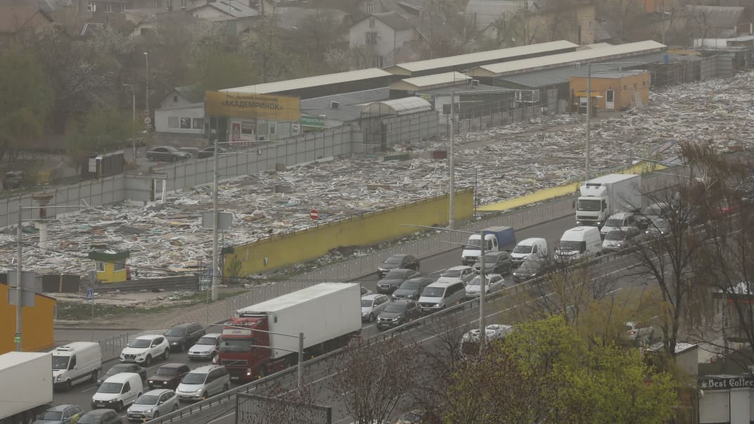 Автомобілі стоять у заторі на проспекті Паладіна у Києві під час пилової бурі