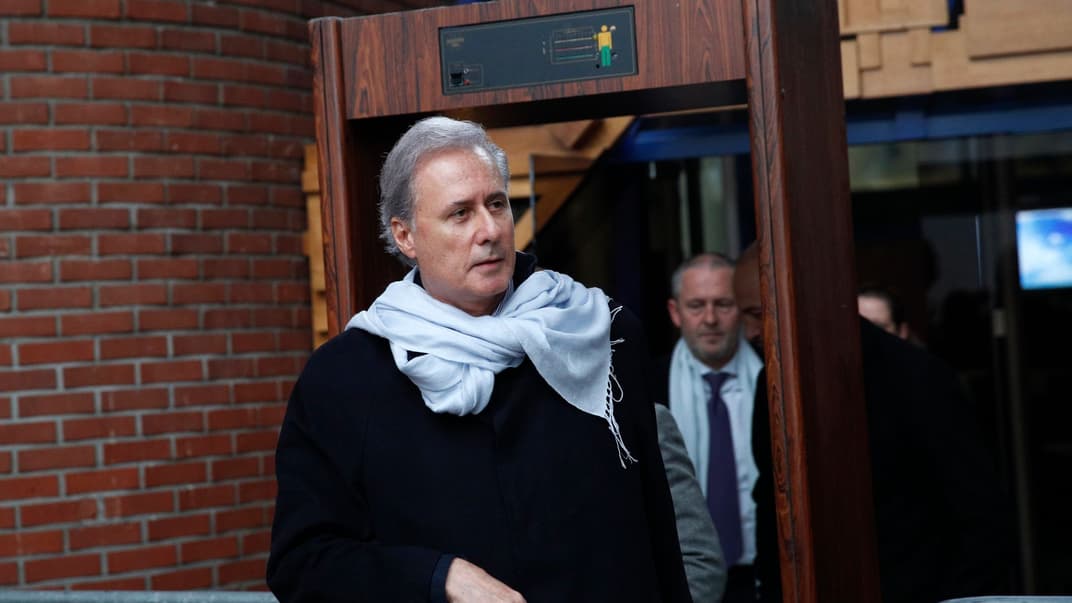 Мер французького міста Дравей Жорж Трон виходить із зали суду, де слухалися звинувачення в сексуальних домаганнях. Франція, 14 грудня 2017 року