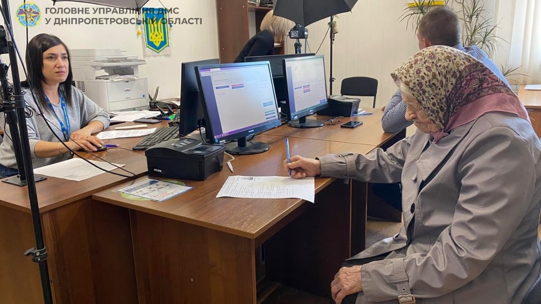 101-річна мешканка Дніпропетровщини оформлює закордонний паспорт 101-річна мешканка Дніпропетровщини оформлює закордонний паспорт