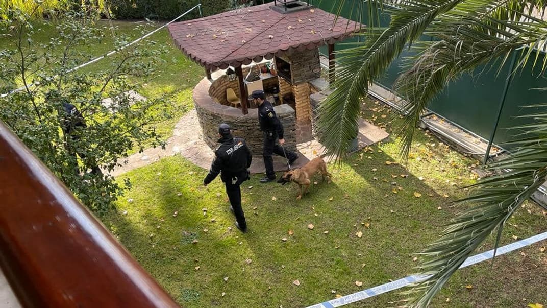 Правоохоронці проводять слідчі дії на території посольства України в Іспанії, 2 грудня 2022 року