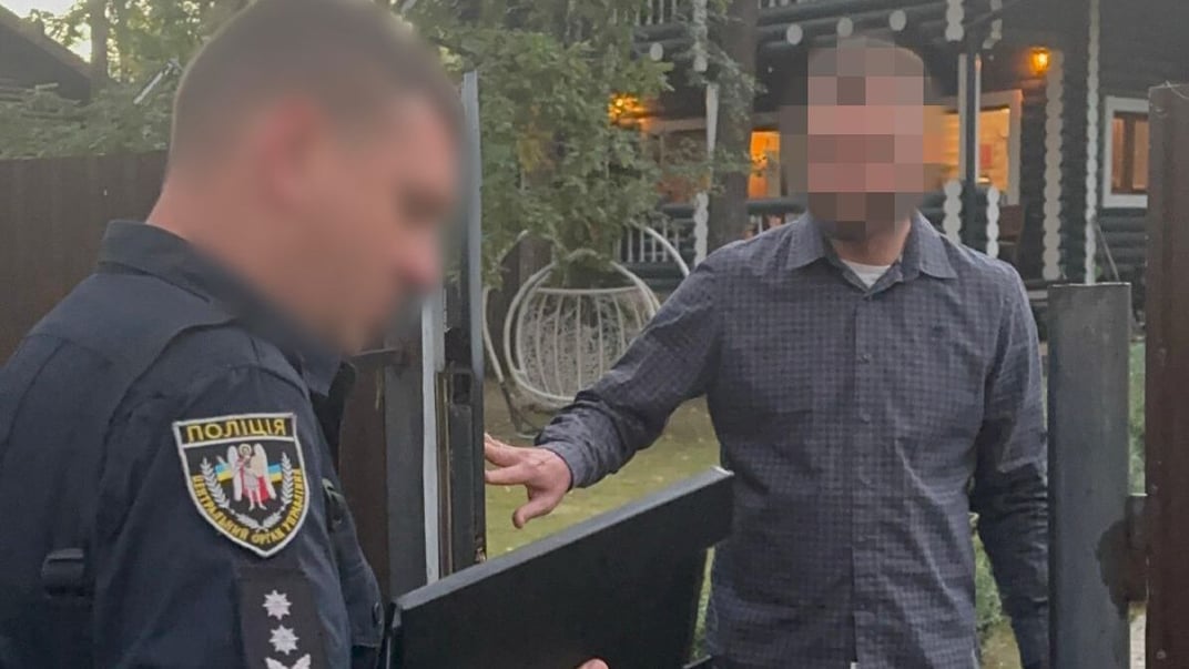 Ексдипломат, якого підозрюють у допомозі росіянці незаконно перетнути кордон України