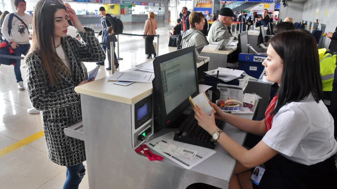 Украина входит в тройку стран, где наиболее динамично развивается рынок авиаперевозок. В 2019 году количество пассажиров, воспользовавшихся услугами авиакомпаний увеличилось почти на 20% по сравнению с предыдущим годом (на фото — пассажирка регистрируется на рейс в аэропорту Харькова)