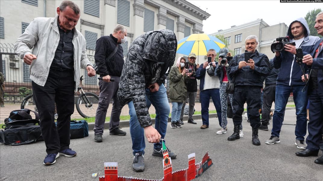 Акция по «сожжению Кремля» у российского посольства в Киеве 26 мая
