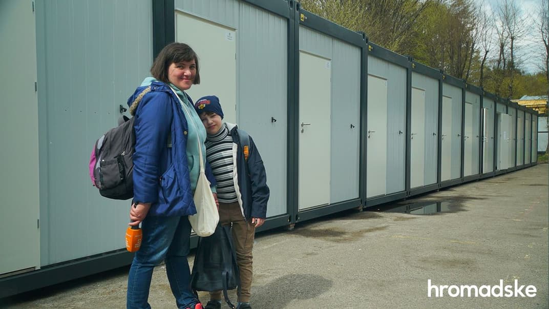 Журналистка hromaske Марьяна Пьецух с сыном в модульном городке для переселенцев во Львове