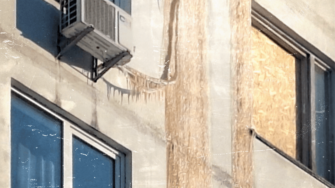 Обмерзлий кондиціонер. Вода натекла зсередини будинку