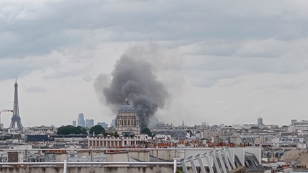 Дим видніється над Парижем після вибуху, 21 червня 2023 року