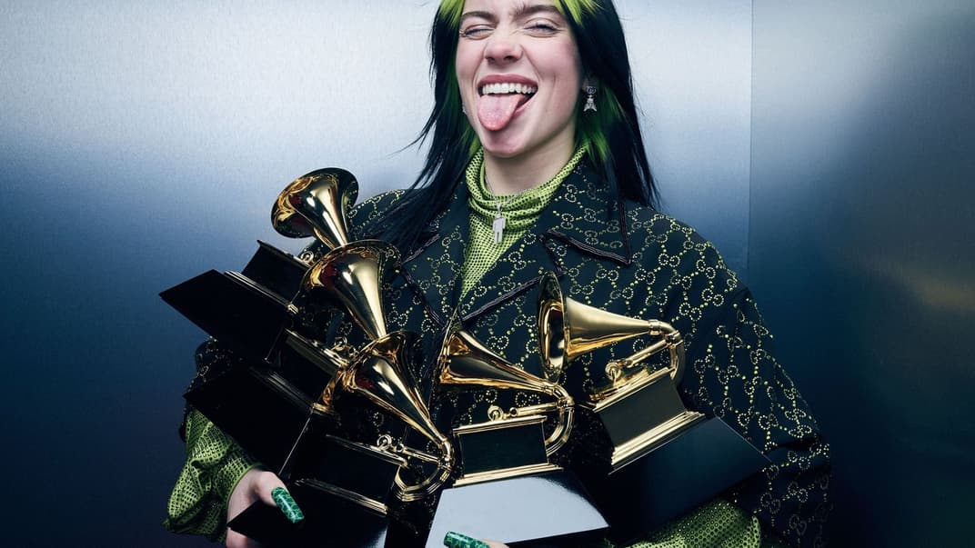 Співачка Білі Айліш зі своїми нагородами премії «Греммі» на 62-гій церемонії вручення, Лос-Анджелес, США, 26 січня 2020 рік