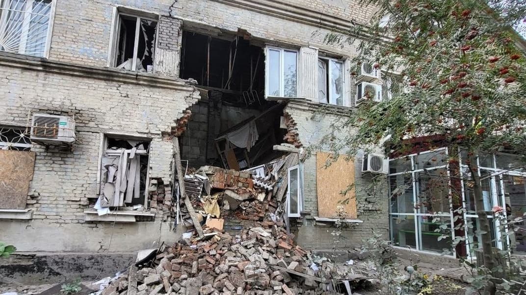 В результате обстрела повреждены два административных здания