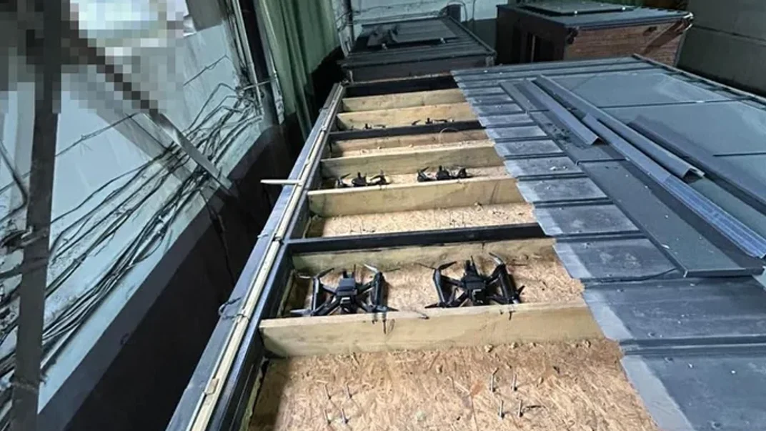 Дрони, заховані у верхівці вантажівок, які потім використали в операції «Павутина»