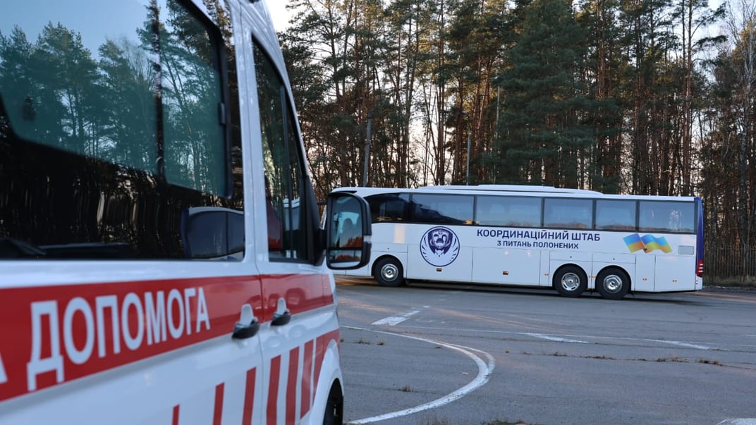 Зустріч цивільних українців та білорусів, яких Білорусь передала Україні