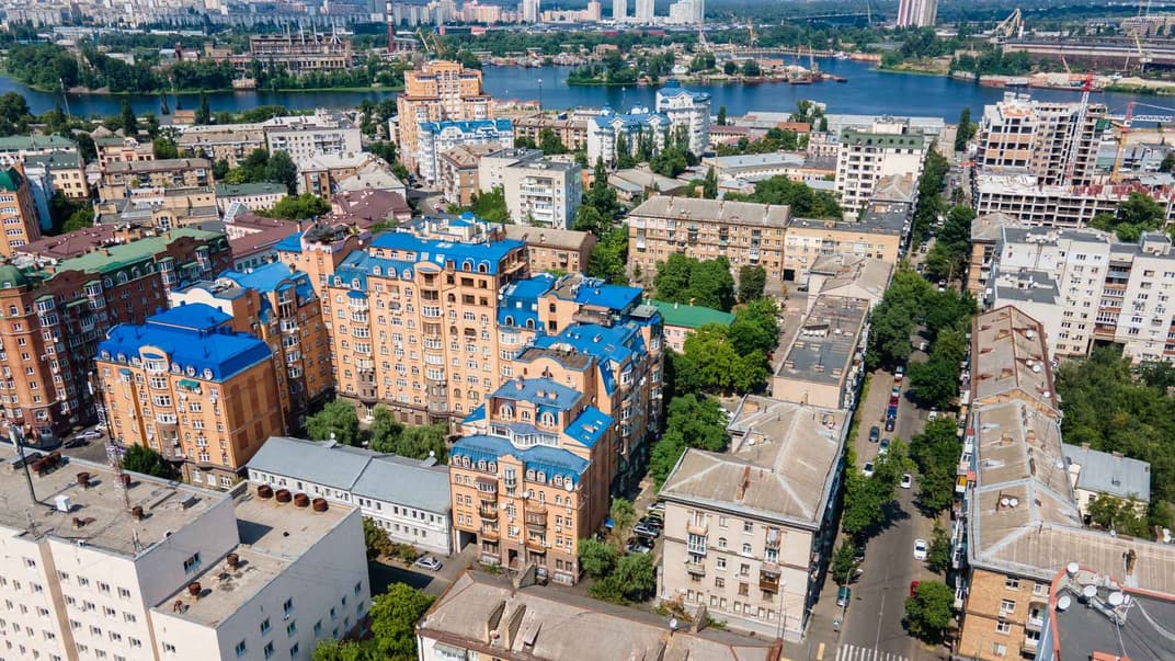 Старі житлові будинки й новобудови у Подільському районі Києва, 13 липня 2021 року