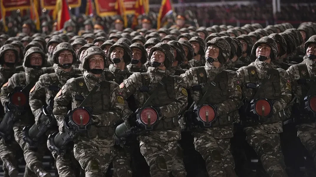 Иллюстративная фотография. Северокорейские солдаты маршируют во время военного парада в честь 75-й годовщины основания Корейской народной армии на площади Ким Ир Сена в Пхеньяне, 8 февраля 2023 года