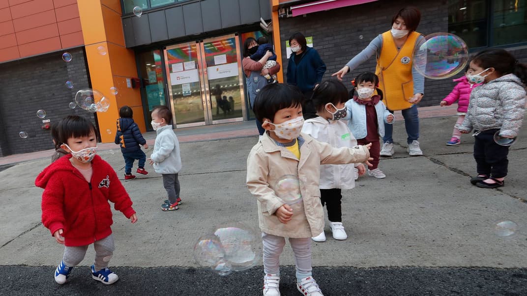 У 2020 році в Південній Кореї вперше повідомили про скорочення кількості населення. Народжуваність у країні постійно падає вже кількадесят років поспіль і є однією з найнижчих у світі