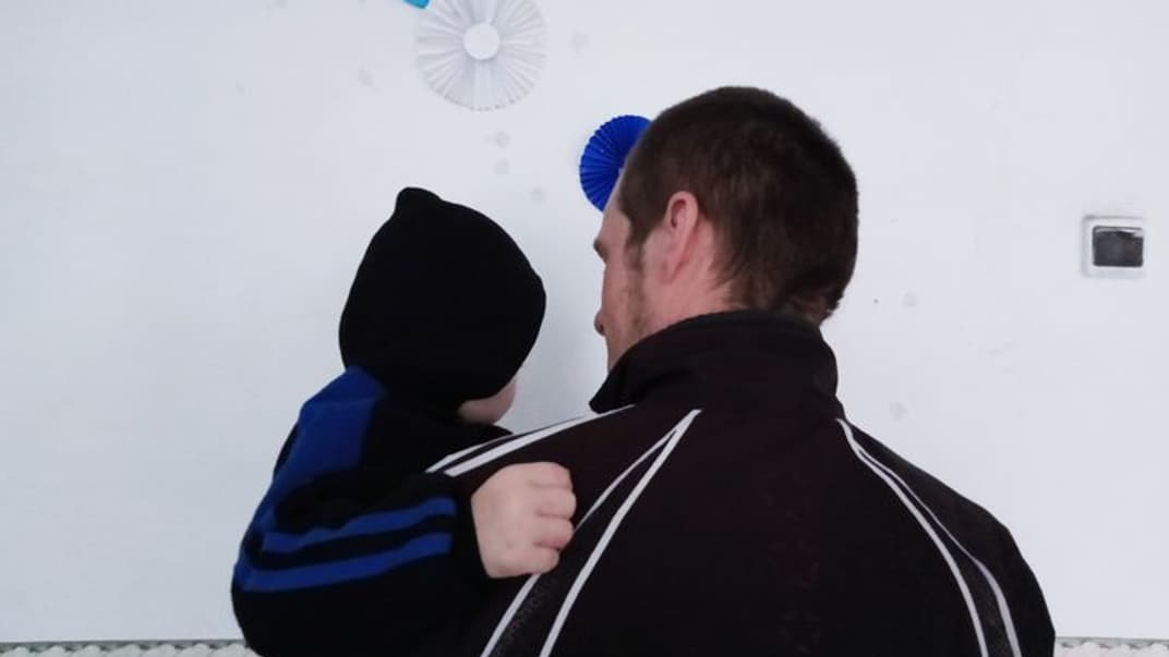 Эвакуированный из Волновахи мужчина с ребенком