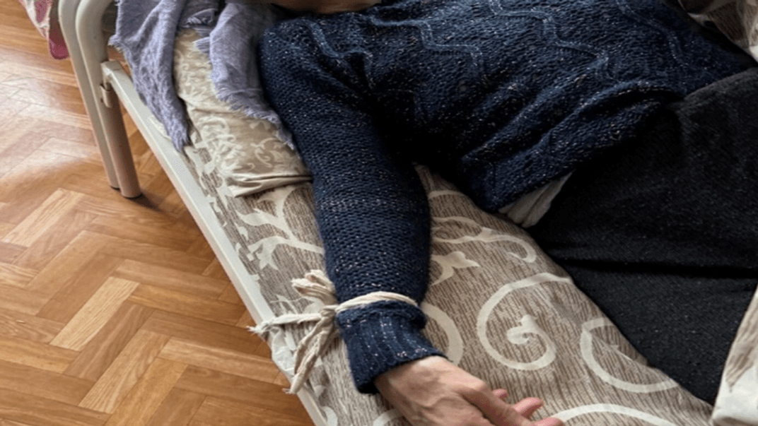 Прив’язані мешканці пансіонату «Промінь життя»