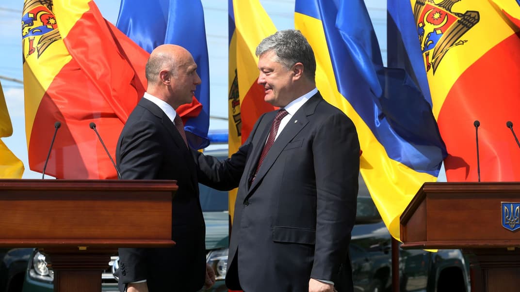 Премьер-министр Молдовы Павел Филипп (слева) и президент Украины Петр Порошенко