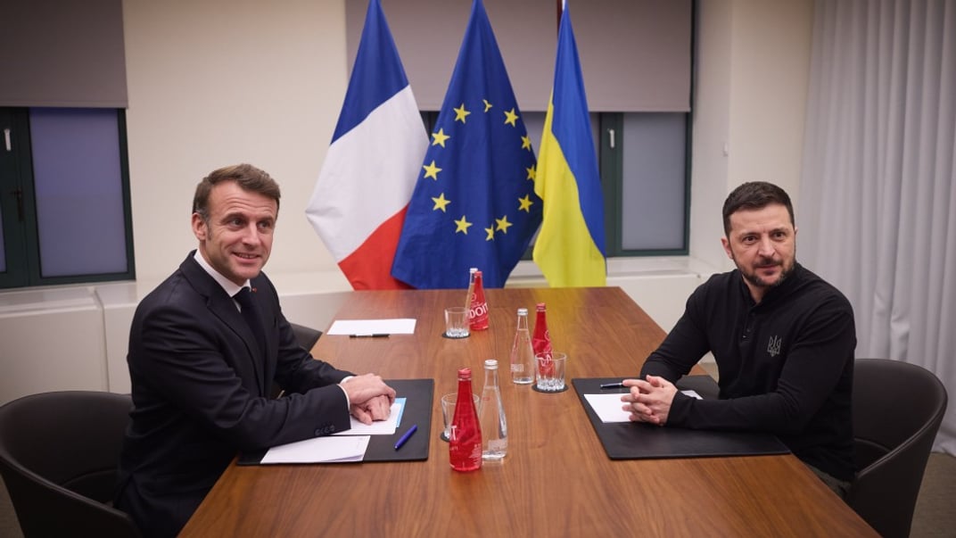 Емманюель Макрон під час зустрічі з Володимиром Зеленським у Брюсселі, грудень 2024 року