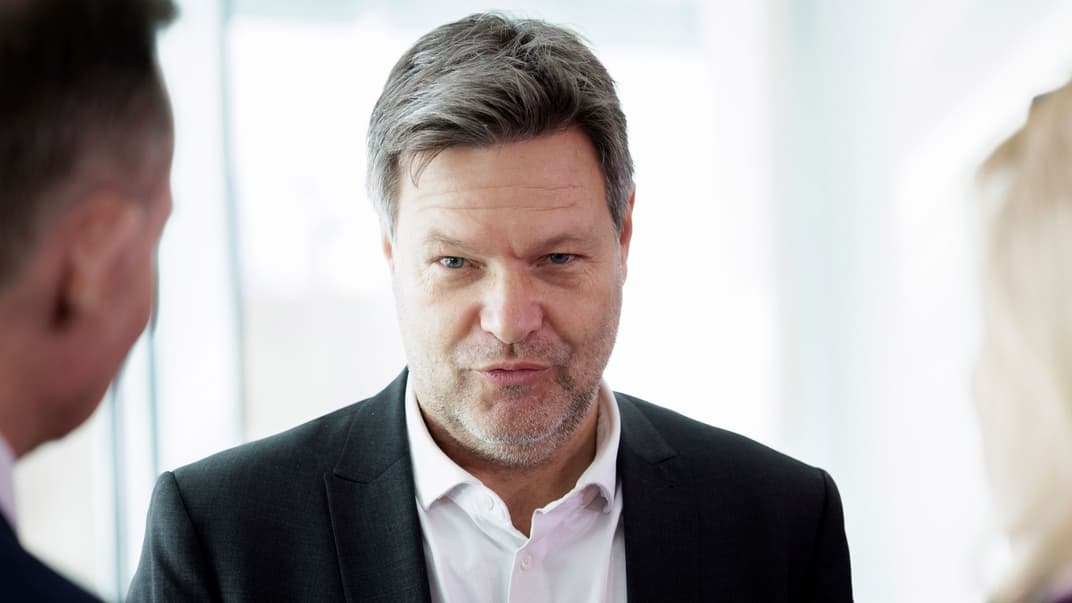 Иллюстративное фото. Министр экономики и климата Германии Роберт Габек принимает участие в заседании правительства в Берлине, 5 апреля 2023 года