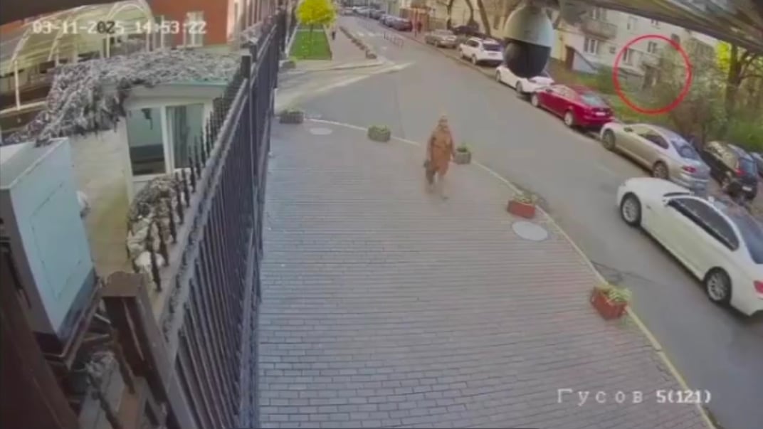 Скриншот відео, на якому невідомий нібито забирає камери спостереження, встановлені навпроти будівлі Офісу генпрокурора