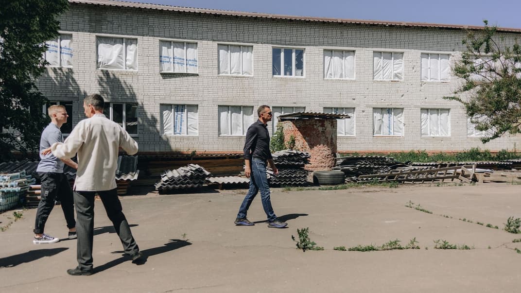 Футболист Андрей Шевченко возле поврежденного Михайло-Коцюбинского лицея