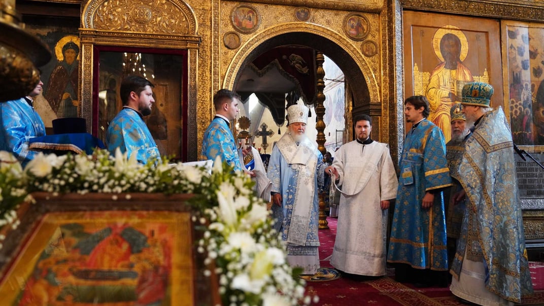 Патриарх московский кирилл совершает литургию в Успенском соборе Московского Кремля, 28 августа 2024 года