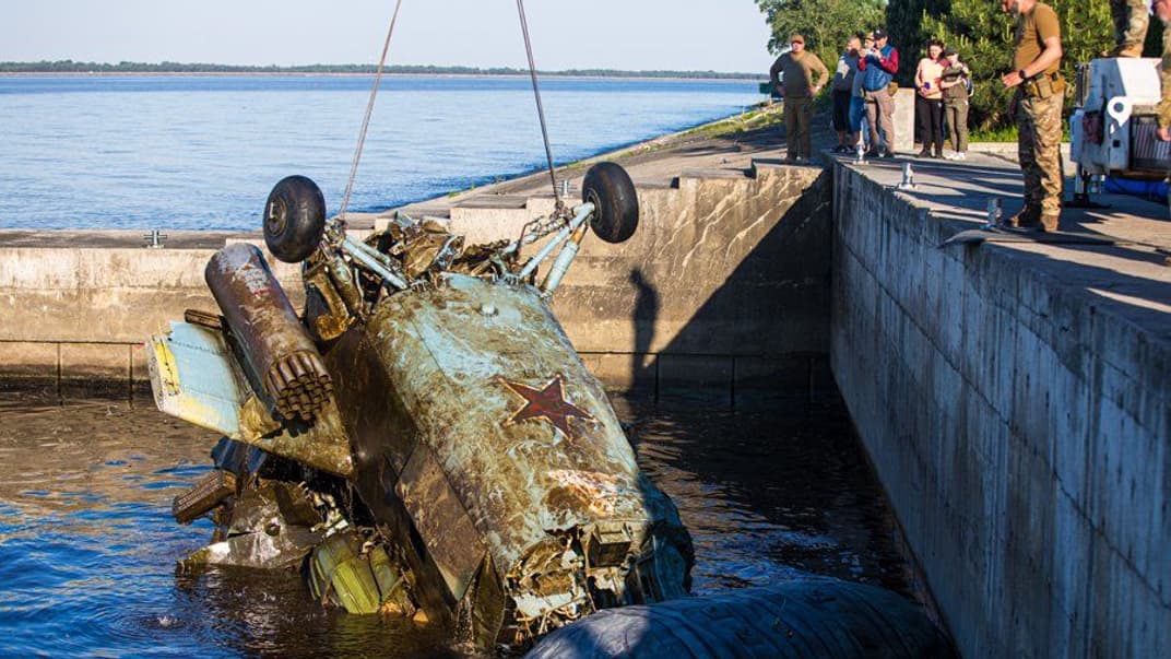 Водолази підняли з дна Київського водосховища російський гелікоптер з екіпажем