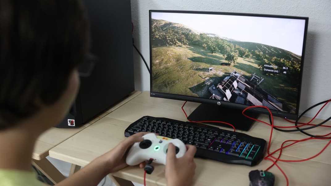 Школьники из Львова осваивают управление дронами