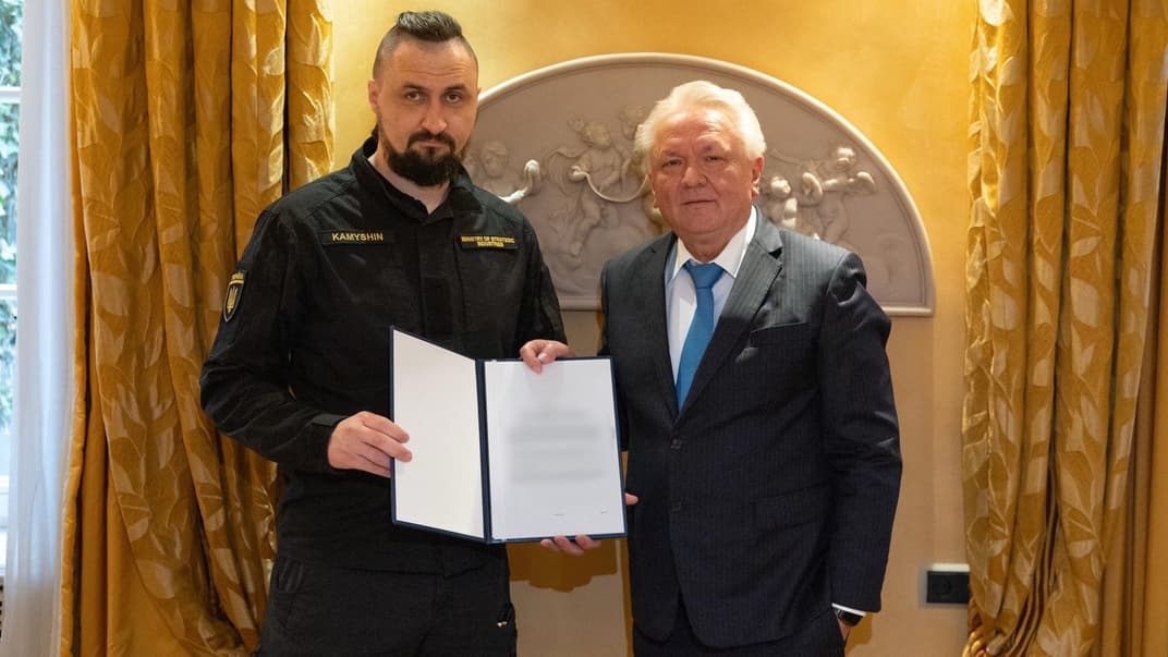 Очільник Мінстратегпрому Олександр Камишін та гендиректор Rheinmetall Армін Паппергер після підписання угоди 17 лютого 2024 року