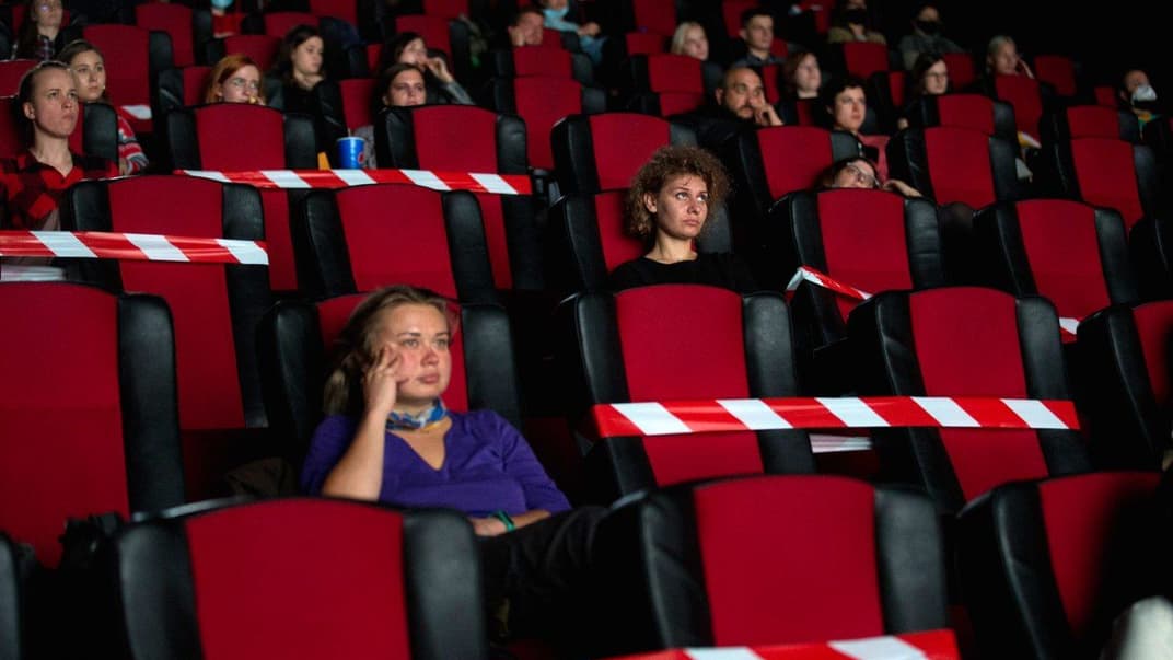 Специальная разметка для соблюдения социальной дистанции в кинотеатре