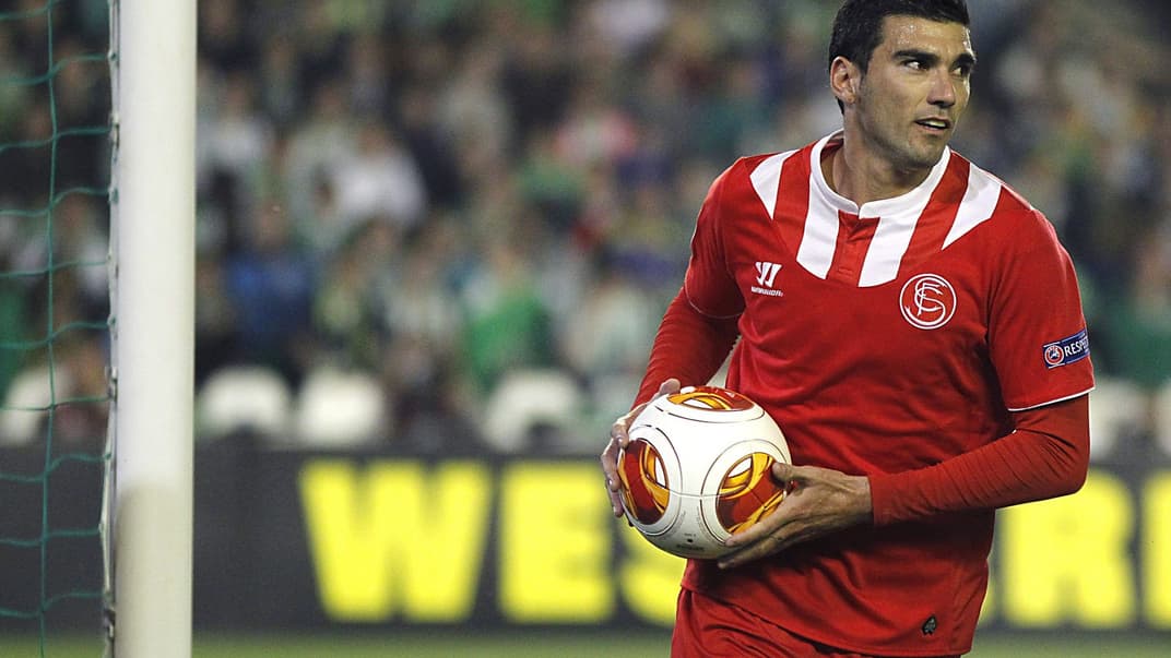 Півзахисник Хосе Антоніо Реєс у складі «Севільї» на матчі проти клубу «Бетис», Севілья, 20 березня 2014 року