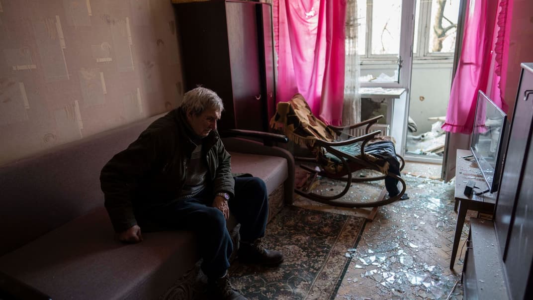 80-річний чоловік на ім'я Володимир у своїй квартирі, пошкодженій обстрілом, Київ, 23 березня 2022 року