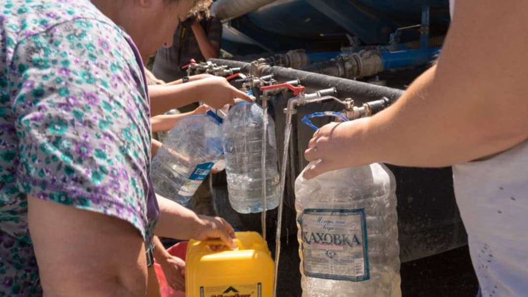 Мешканці села Богданівка, яке тепер є частиною Сімферополя, набирають привезену з машину воду, оскільки в єдиній свердловині в районі висохла вода