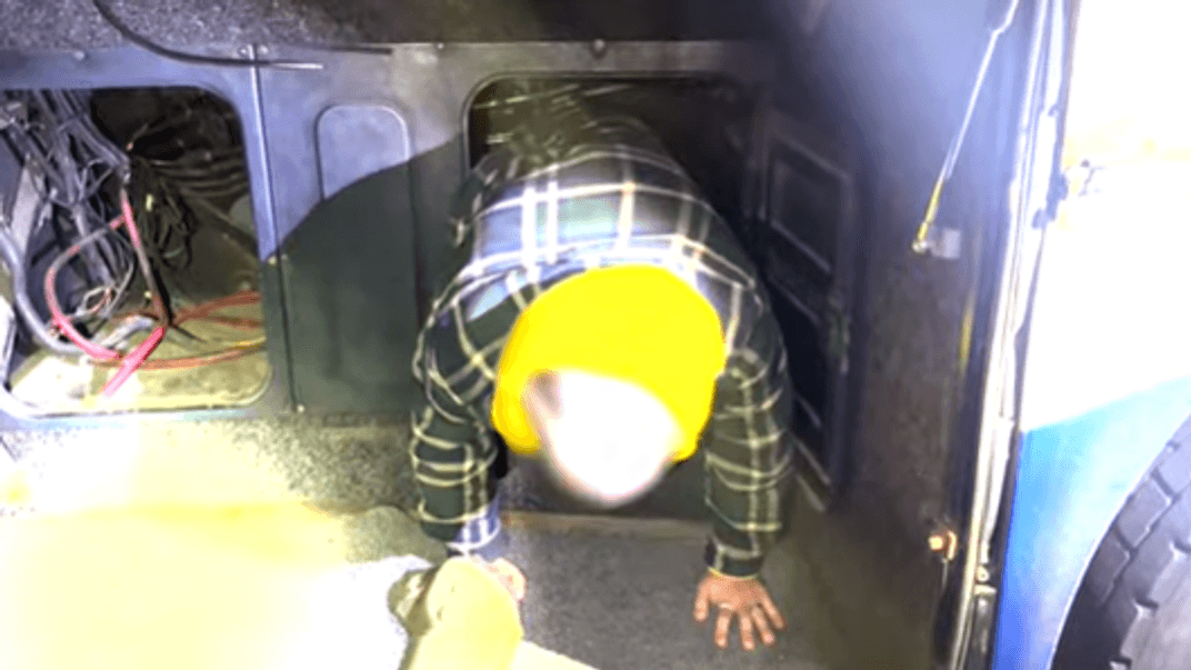 Прикордонники знайшли у багажнику автобуса чоловіків Прикордонники знайшли у багажнику автобуса чоловіків