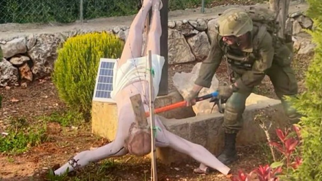 Військовий ЦАХАЛу розбиває пам'ятник Ісусу в Лівані