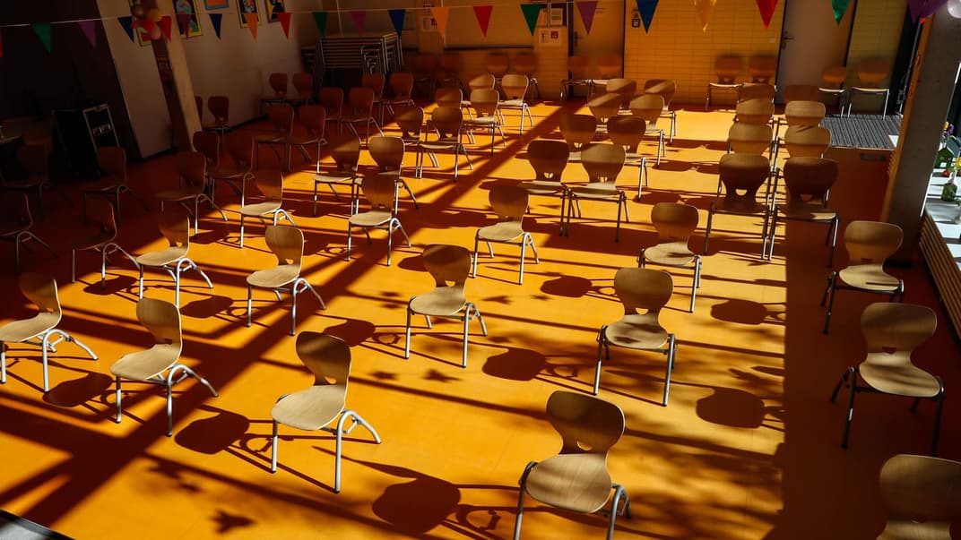 Стільці розміщені з дотриманням правил соціальної дистанції в класі в початковій школі в місті Шверін, Німеччина, 1 серпня 2020 року.