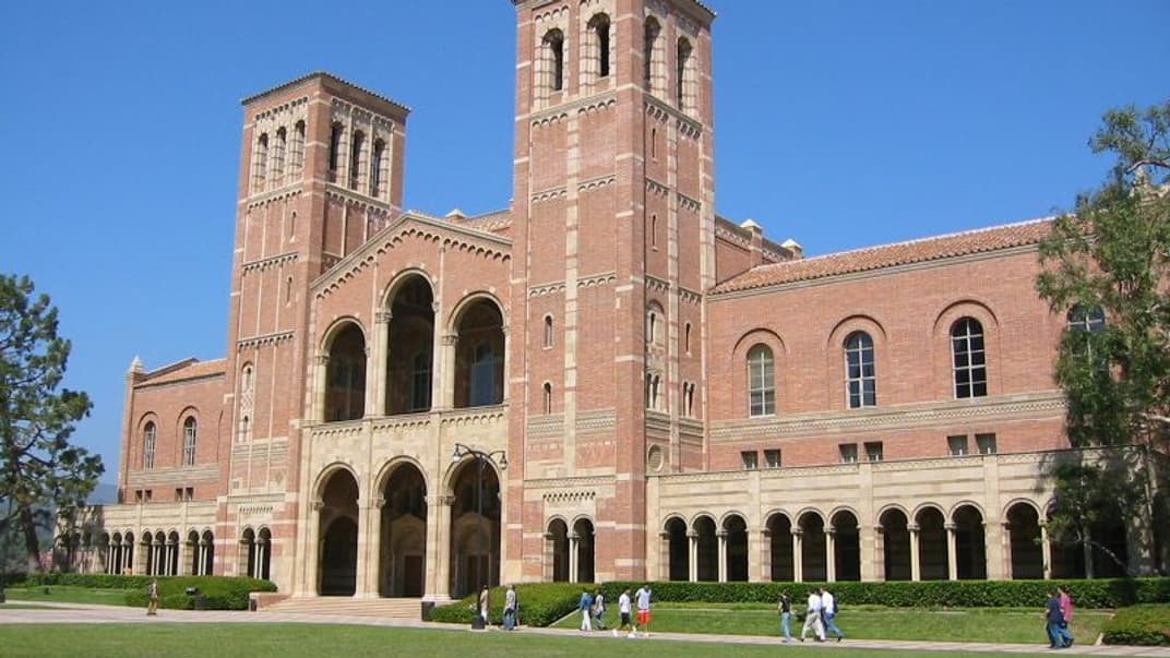 Главный корпус Калифорнийского университета в Лос-Анджелесе, фото 2006 года