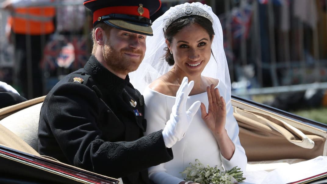 Британський принц Гаррі та Меган Маркл їдуть у відкритій кареті після весільної церемонії в каплиці Святого Георгія у Віндзорському замку, Англія, 19 травня 2018 року