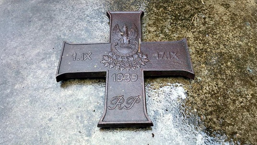 Знятий з пам’ятника хрест на згадку «Оборонної війни» 1939 року